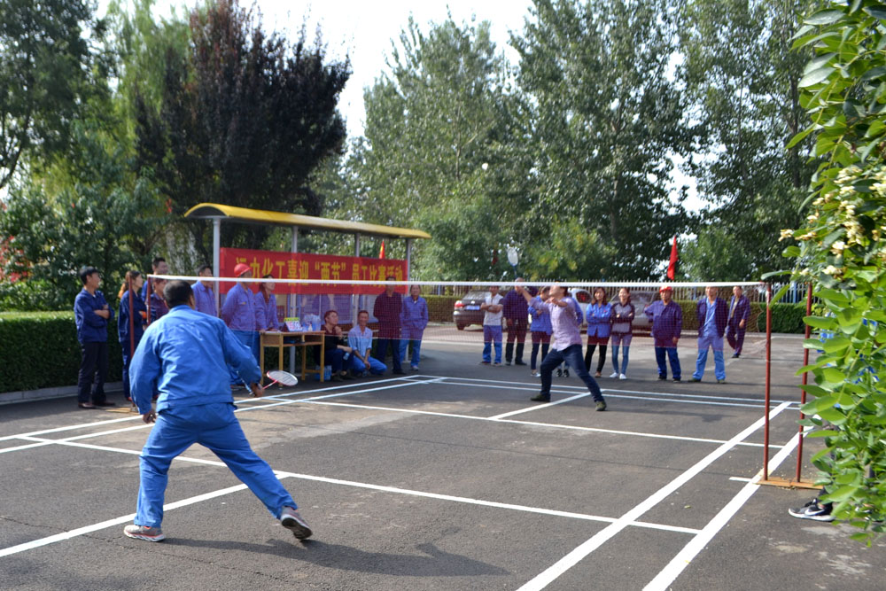 迎17国庆，运力化工员工组织体育比赛——羽毛球比赛进行当中。