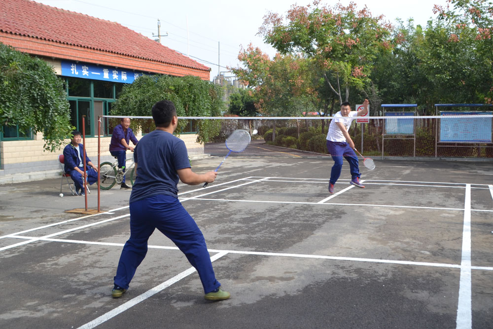 迎17国庆，运力化工员工组织体育比赛——羽毛球比赛进行当中。